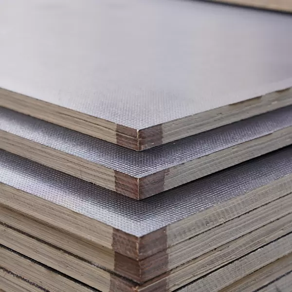 Placaj filmat verde/maro cu design modern, 2 timpi de presare la cald, 15 utilizări repetate, placaj de cofrare cu miez de eucalipt, plop E1